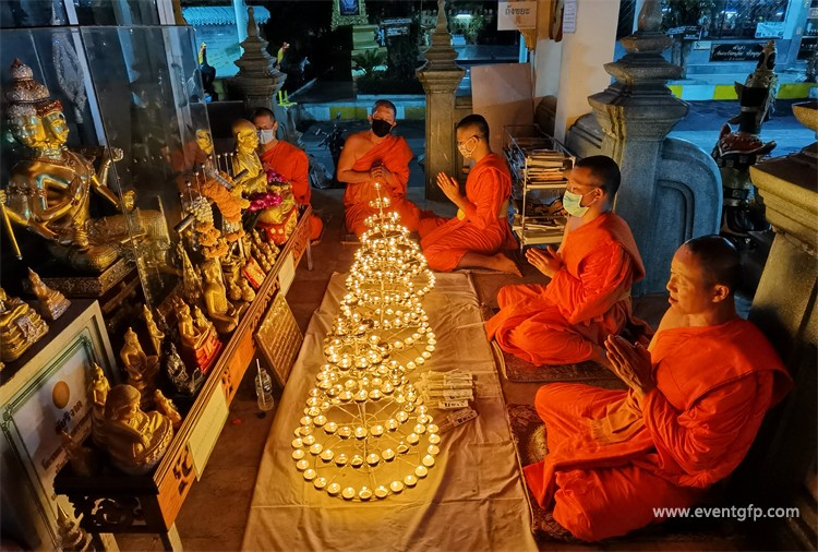 供酥油灯